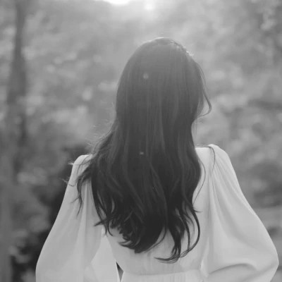 气质黑白女生忧郁伤心头像