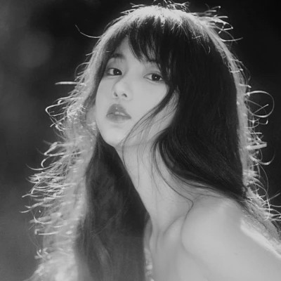 气质黑白女生忧郁伤心头像
