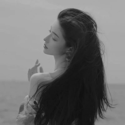 气质黑白女生忧郁伤心头像