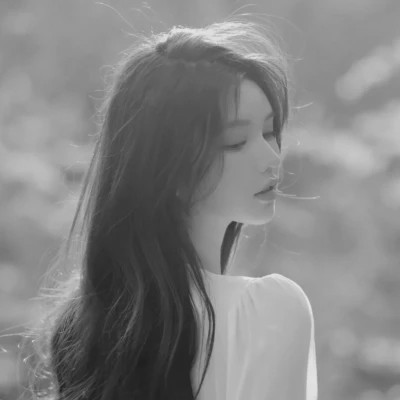 气质黑白女生忧郁伤心头像