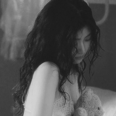 高级感黑白色系真人女生头像
