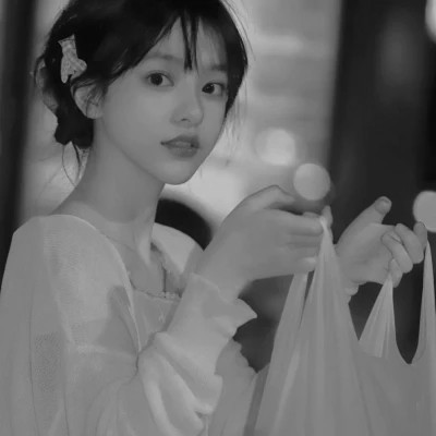 高级感黑白色系真人女生头像