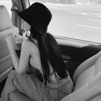 高级感黑白色系真人女生头像