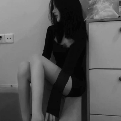 高级感黑白色系真人女生头像