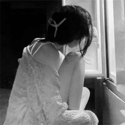 高级感黑白色系真人女生头像