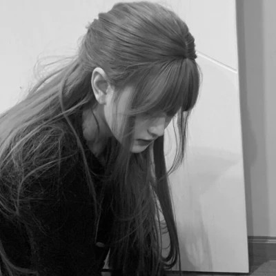 高级感黑白色系真人女生头像