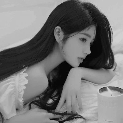 高级感黑白色系真人女生头像