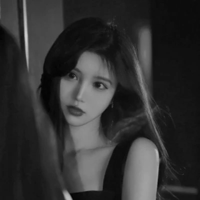 高级感黑白色系真人女生头像
