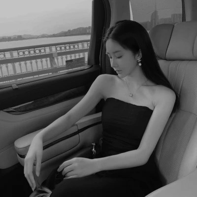 高级感黑白色系真人女生头像