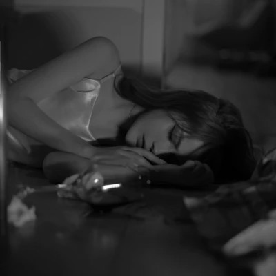 高级感黑白色系真人女生头像