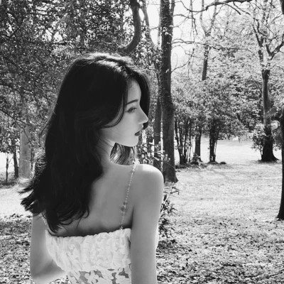 高级感黑白色系真人女生头像
