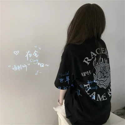 女生头像坐着的背影
