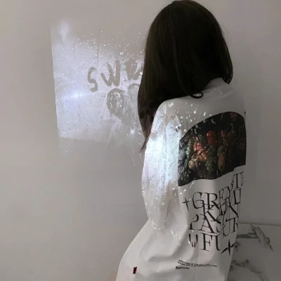 女生头像坐着的背影