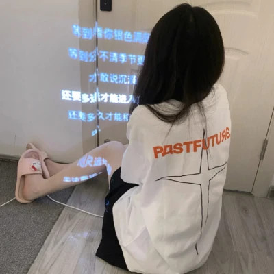 女生头像坐着的背影