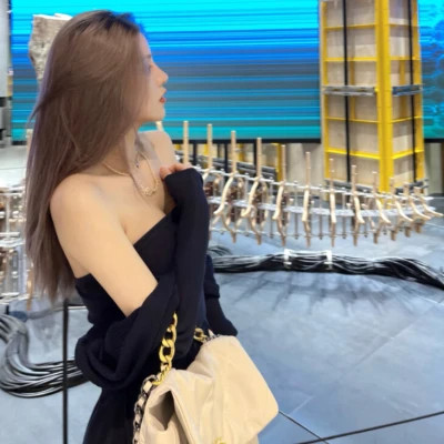 2025年最潮流的女生微信头像