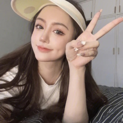 2025年最潮流的女生微信头像