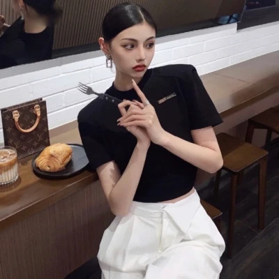 2025年最潮流的女生微信头像