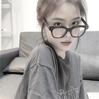 2025年最潮流的女生微信头像