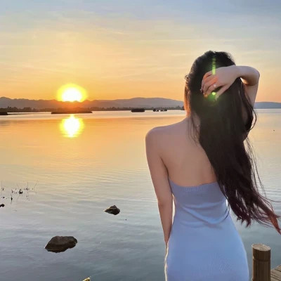 2025最火女生背影头像