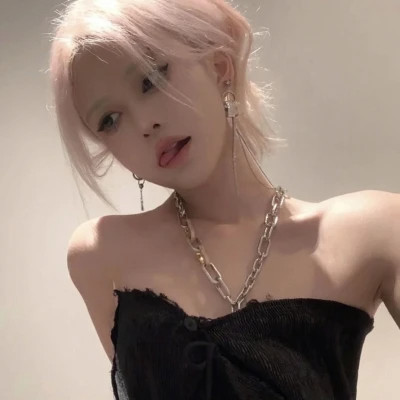 2025年最潮流的微信头像女