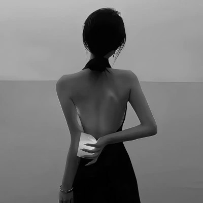 不露脸头像女生背影黑白