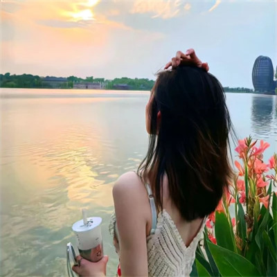 2025好看的美女头像