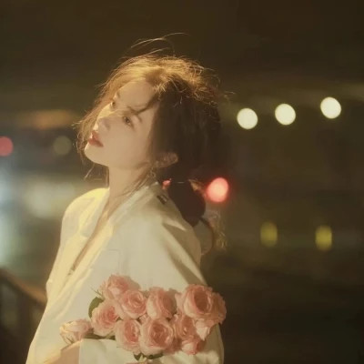 2025好看的美女头像