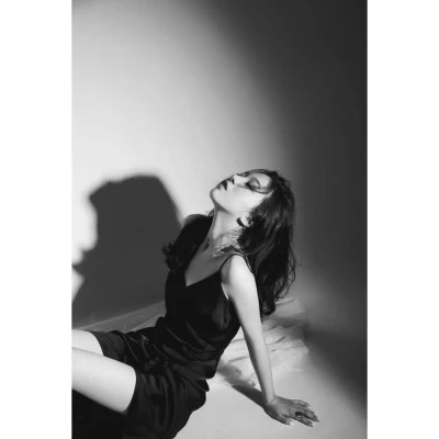 好看的白边女生头像