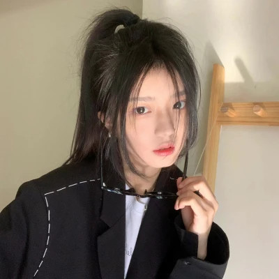 网上2025最火头像女