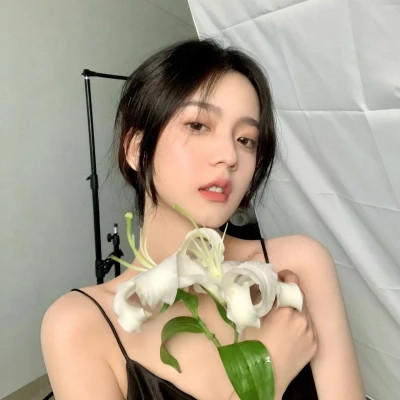 网上2025最火头像女
