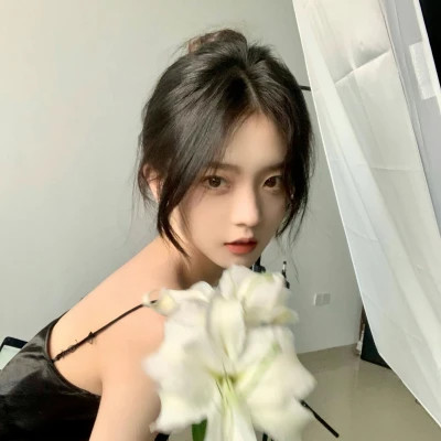 网上2025最火头像女