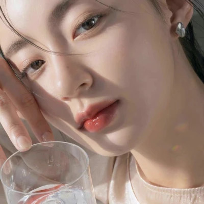 网上2025最火头像女