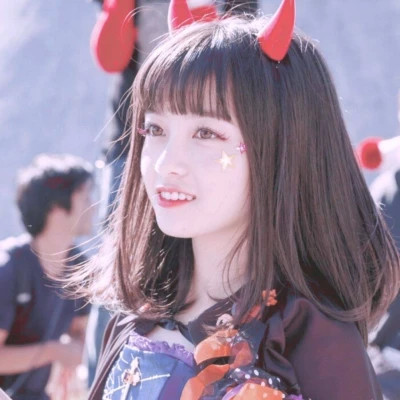 2025比较火的女生微信头像
