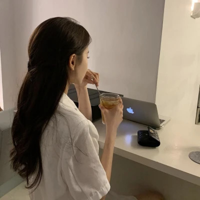 2025不露脸知性成熟女生头像