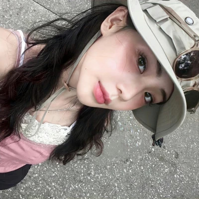 又咸又甜的头像女