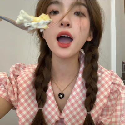 又咸又甜的头像女