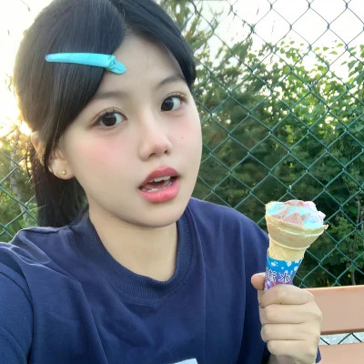 又咸又甜的头像女