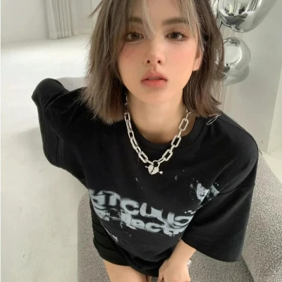 又咸又甜的头像女