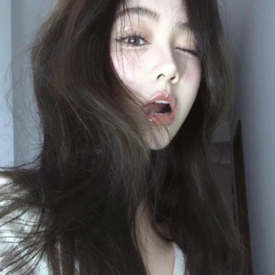 又咸又甜的头像女