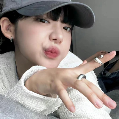 又咸又甜的头像女