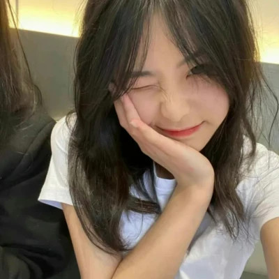 又咸又甜的头像女