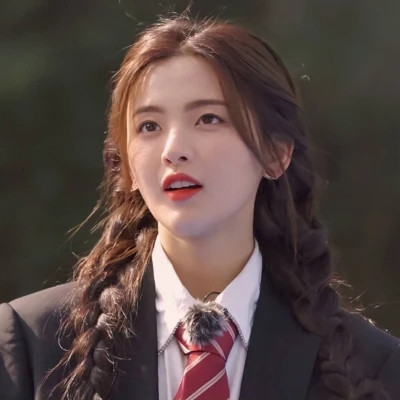 又咸又甜的头像女