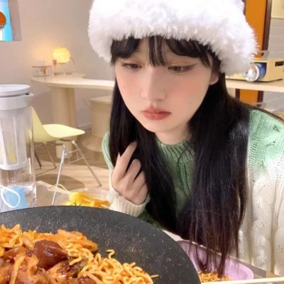 又咸又甜的头像女
