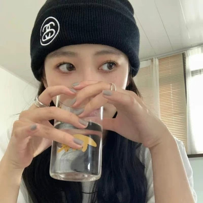 又咸又甜的头像女