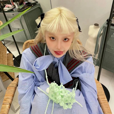 又咸又甜的头像女