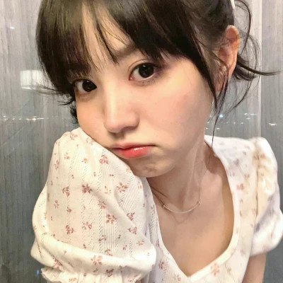 又咸又甜的头像女