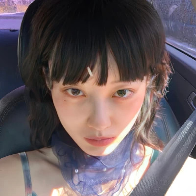 又咸又甜的头像女