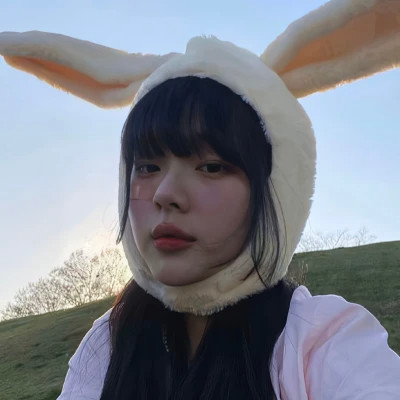 又咸又甜的头像女
