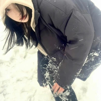 可盐可甜的头像真人女生