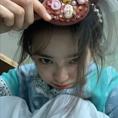 可盐可甜的头像真人女生